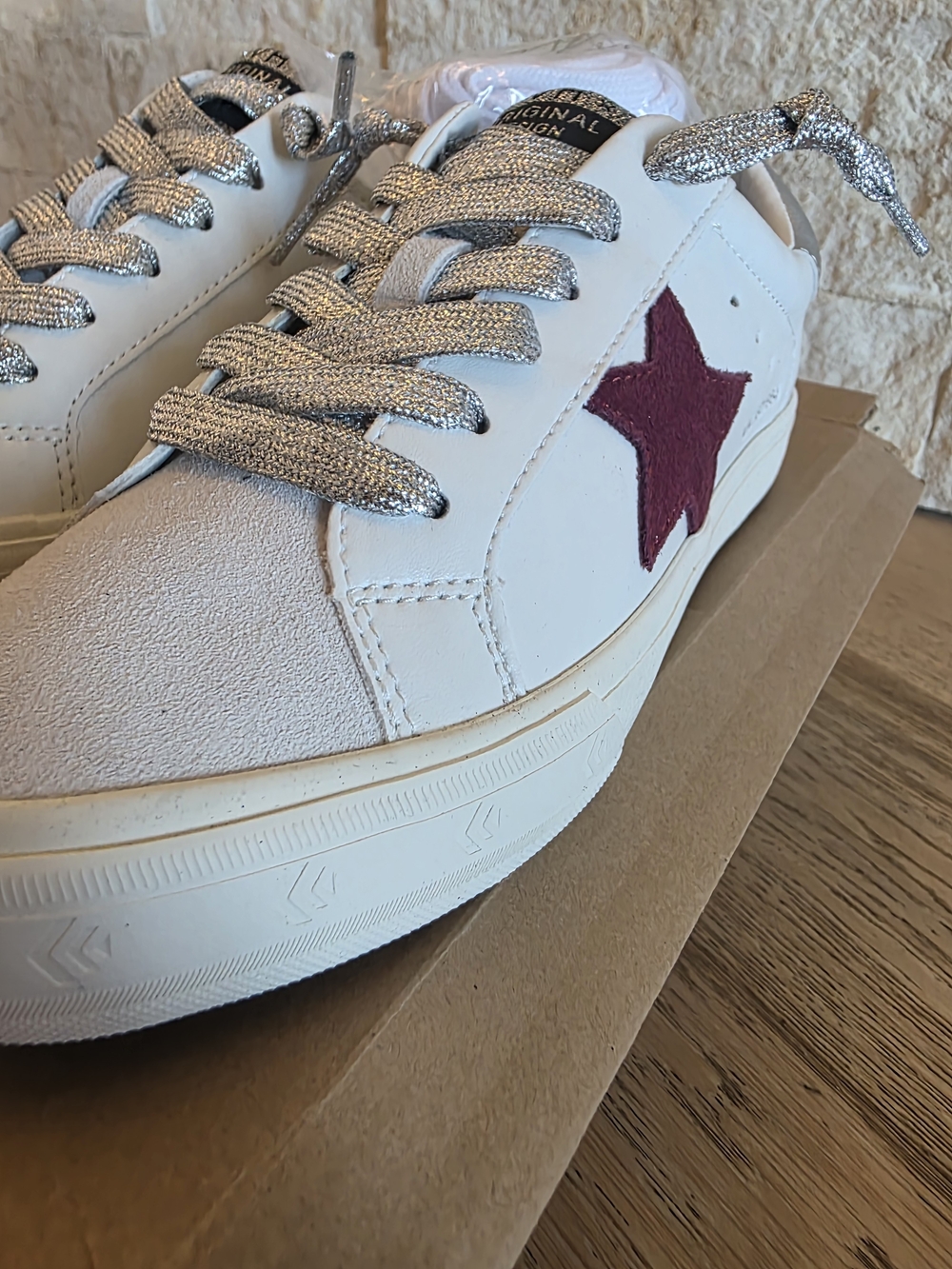 NWT VINTAGE HAVANA Off White Sneakers with Burgundy Star - size 7.5 Womens - Picture 7 of 8